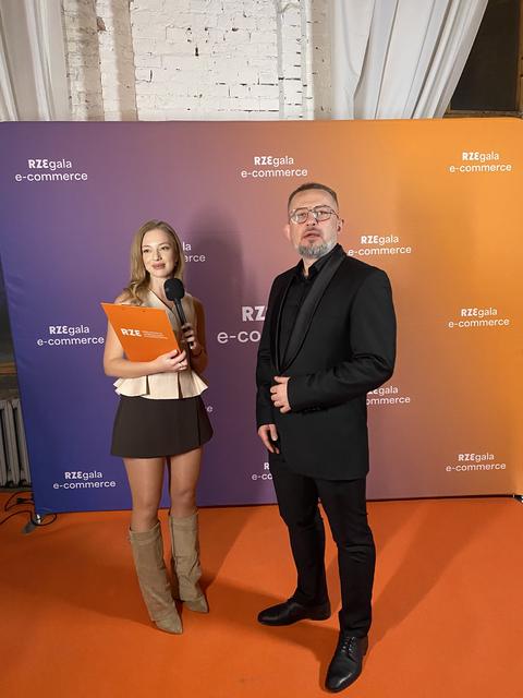 Reprezentant RAE podczas rozmowy na ściance gali